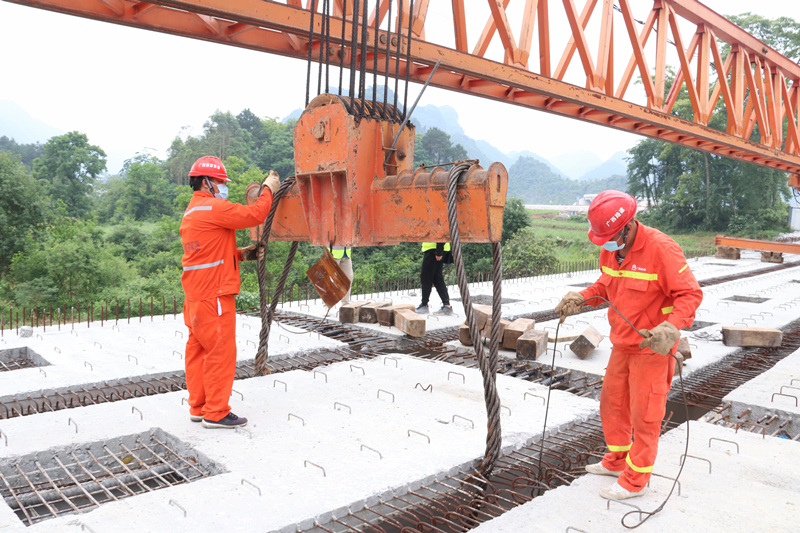 下布中橋架橋過(guò)程勞務(wù)工人作業(yè)(張鈺婷攝)_副本.jpg