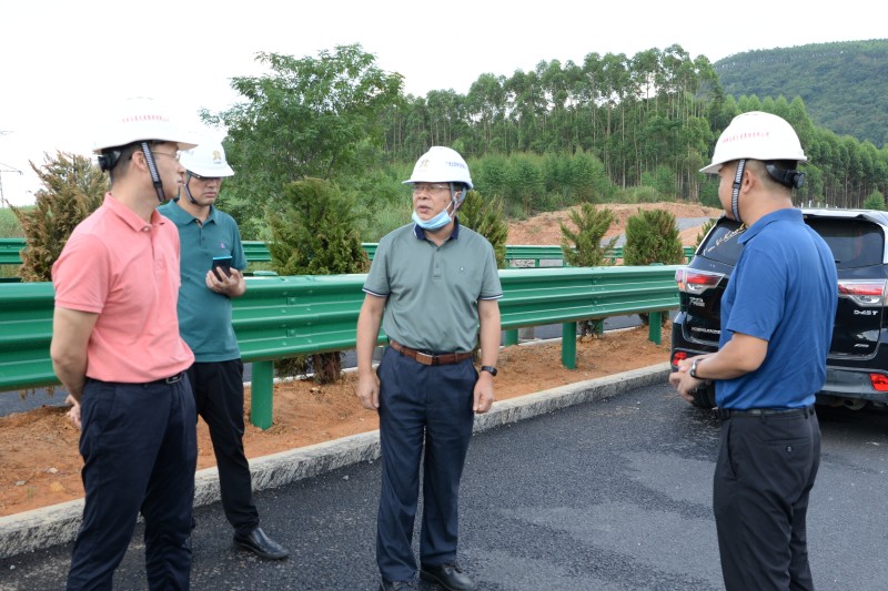 覃炳賢（右二）檢查蒙象來(lái)高速沿線交安、綠化工程_副本.jpg