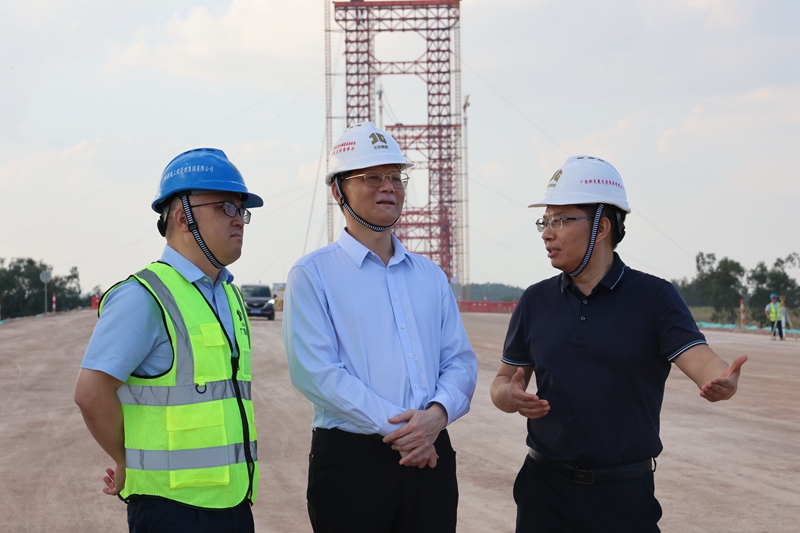 周善雄(中)在武忻高速建設(shè)現(xiàn)場調(diào)研.jpg